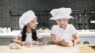 做饭很有趣。 两个小孩子一起做饭，用手滚动杜德，做披萨。 4k